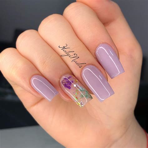 elegantes uñas lilas